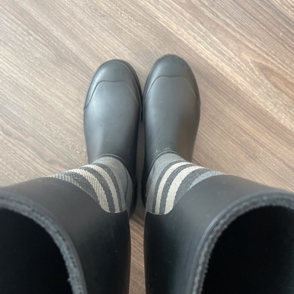 Burberry rubber rain boots. - Picture 9 of 10